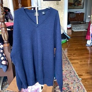 Joseph A Banks 100 %‎ merino wool v neck. Never worn . Retail 85